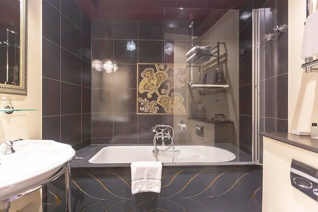 ****  Hotel Du Beaumont Paris France